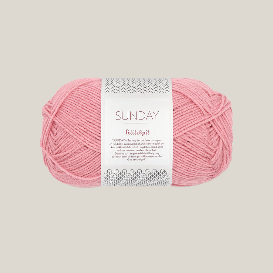 Sunday fra Sandnes Garn – blødt og ubehandlet merinouldgarn i fingering weight, perfekt til babystrik, finstrik og som følgetråd, forhandles hos Den Lille Garnbiks. 100% Merino. strikkefasthed på 28 masker på 10 cm. løbelængde på 235 meter på 50 gram. Farve 4304