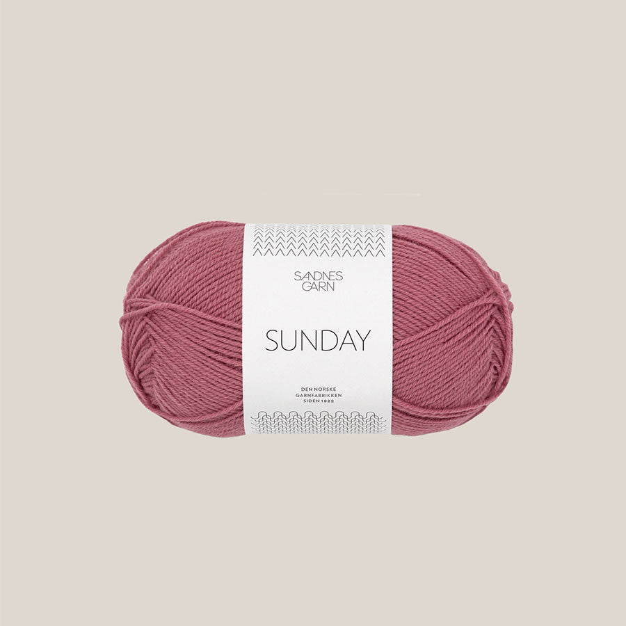 Sunday fra Sandnes Garn – blødt og ubehandlet merinouldgarn i fingering weight, perfekt til babystrik, finstrik og som følgetråd, forhandles hos Den Lille Garnbiks. 100% Merino. strikkefasthed på 28 masker på 10 cm. løbelængde på 235 meter på 50 gram. Farve 4343