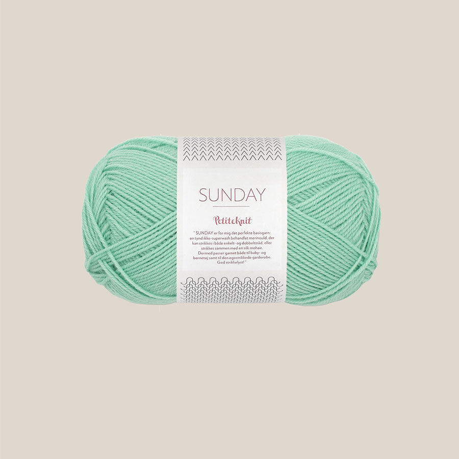 Sunday fra Sandnes Garn – blødt og ubehandlet merinouldgarn i fingering weight, perfekt til babystrik, finstrik og som følgetråd, forhandles hos Den Lille Garnbiks. 100% Merino. strikkefasthed på 28 masker på 10 cm. løbelængde på 235 meter på 50 gram. Farve 7723