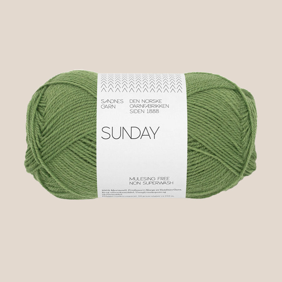 Sunday fra Sandnes Garn – blødt og ubehandlet merinouldgarn i fingering weight, perfekt til babystrik, finstrik og som følgetråd, forhandles hos Den Lille Garnbiks. 100% Merino. strikkefasthed på 28 masker på 10 cm. løbelængde på 235 meter på 50 gram. Farve 8753
