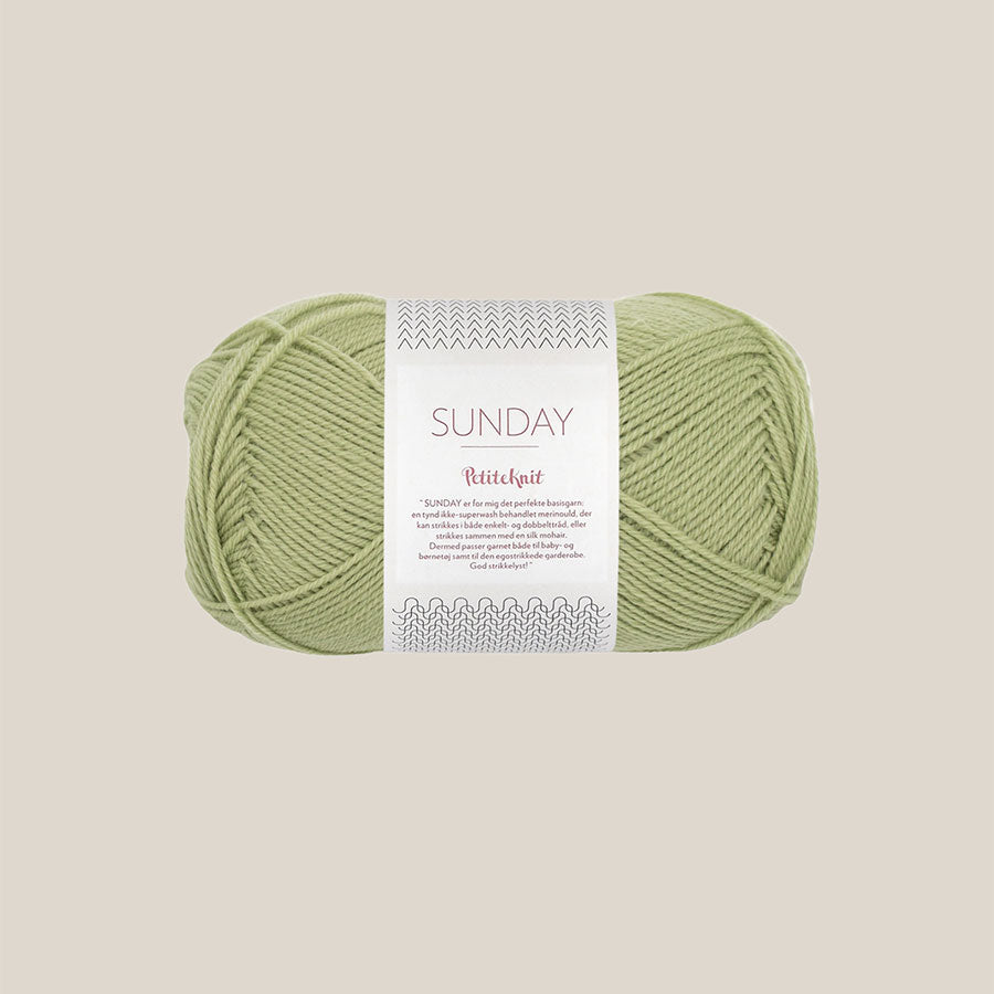 Sunday fra Sandnes Garn – blødt og ubehandlet merinouldgarn i fingering weight, perfekt til babystrik, finstrik og som følgetråd, forhandles hos Den Lille Garnbiks. 100% Merino. strikkefasthed på 28 masker på 10 cm. løbelængde på 235 meter på 50 gram. Farve 9533
