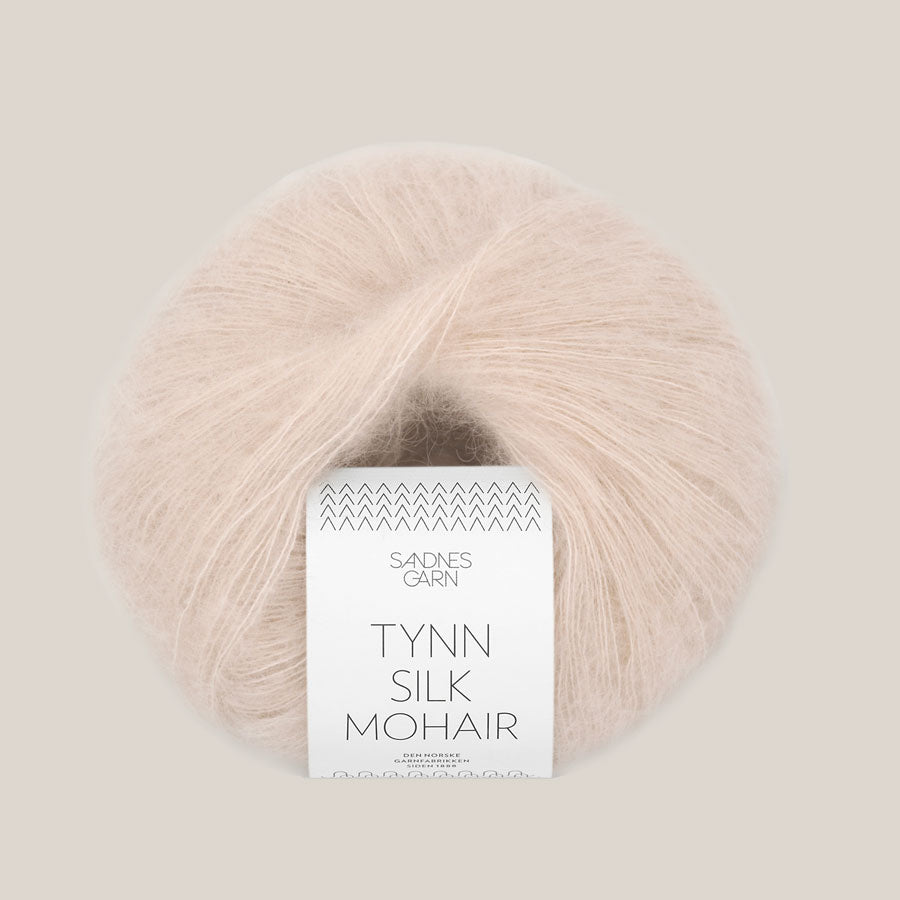 Sandnes Tynn Silk Mohair garn – eksklusivt lace weight garn med mohair og silke, ideelt til strik af lette sweatre, sjaler og trøjer. Farve 1015 – Kitt. Perfekt som følgetråd.