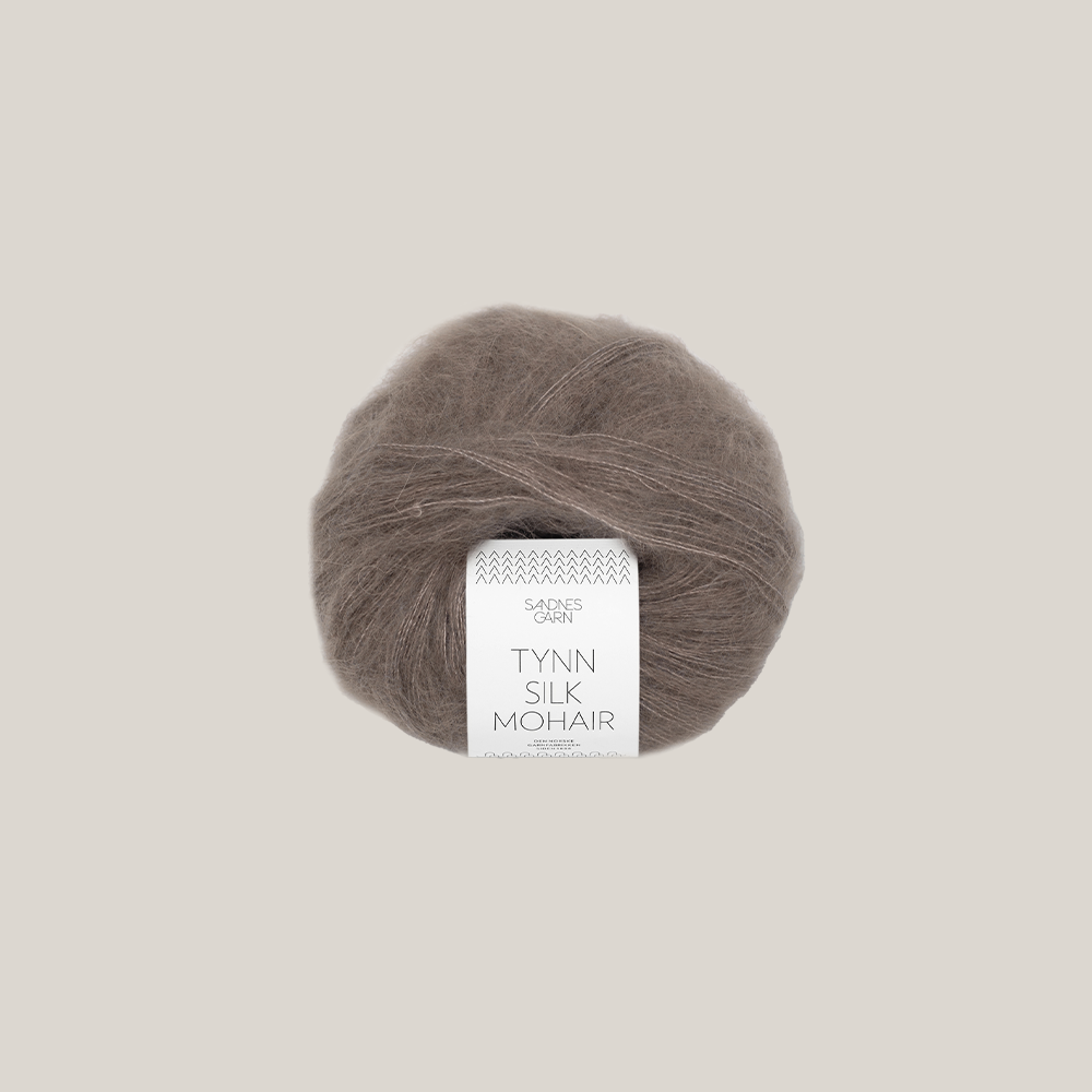 Sandnes Tynn Silk Mohair garn – eksklusivt lace weight garn med mohair og silke, ideelt til strik af lette sweatre, sjaler og trøjer. Farve 3161. Perfekt som følgetråd.