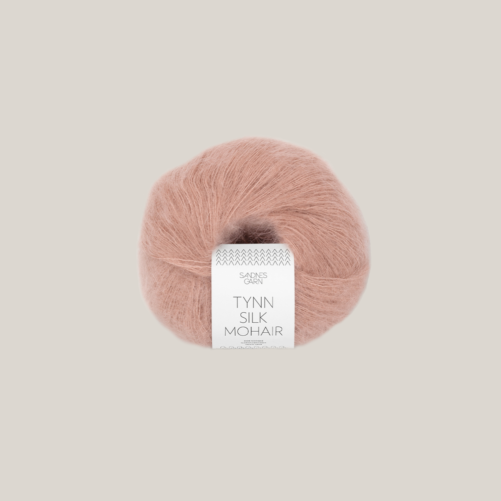 Sandnes Tynn Silk Mohair garn – eksklusivt lace weight garn med mohair og silke, ideelt til strik af lette sweatre, sjaler og trøjer. Farve 3511. Perfekt som følgetråd.