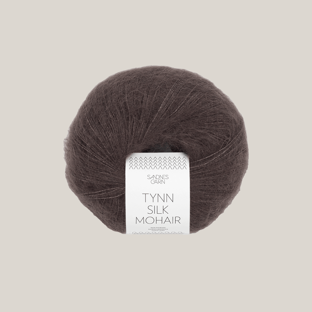 Sandnes Tynn Silk Mohair garn – eksklusivt lace weight garn med mohair og silke, ideelt til strik af lette sweatre, sjaler og trøjer. Farve 3880. Perfekt som følgetråd.