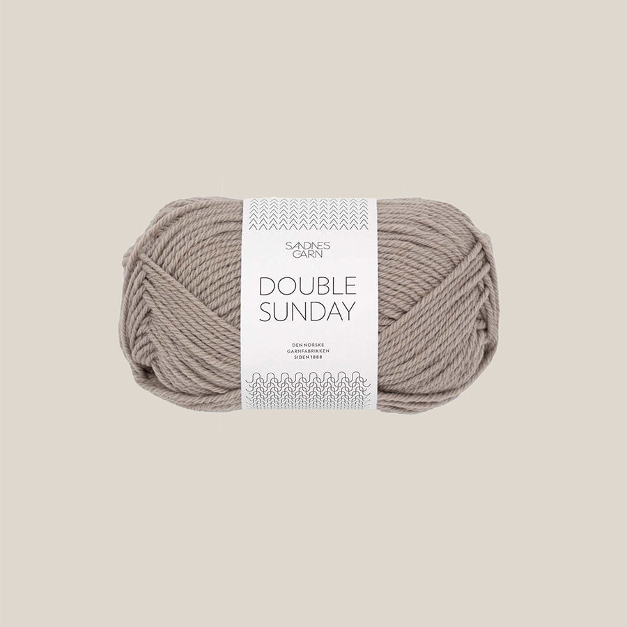 Double sunday fra Sandnes Garn. 100% merino. Køb det hos Den Lille Garnbiks. 108 meter på 50 gram. Strikkepind 3,5 millimeter til 4,5 millimeter. Farve 2351