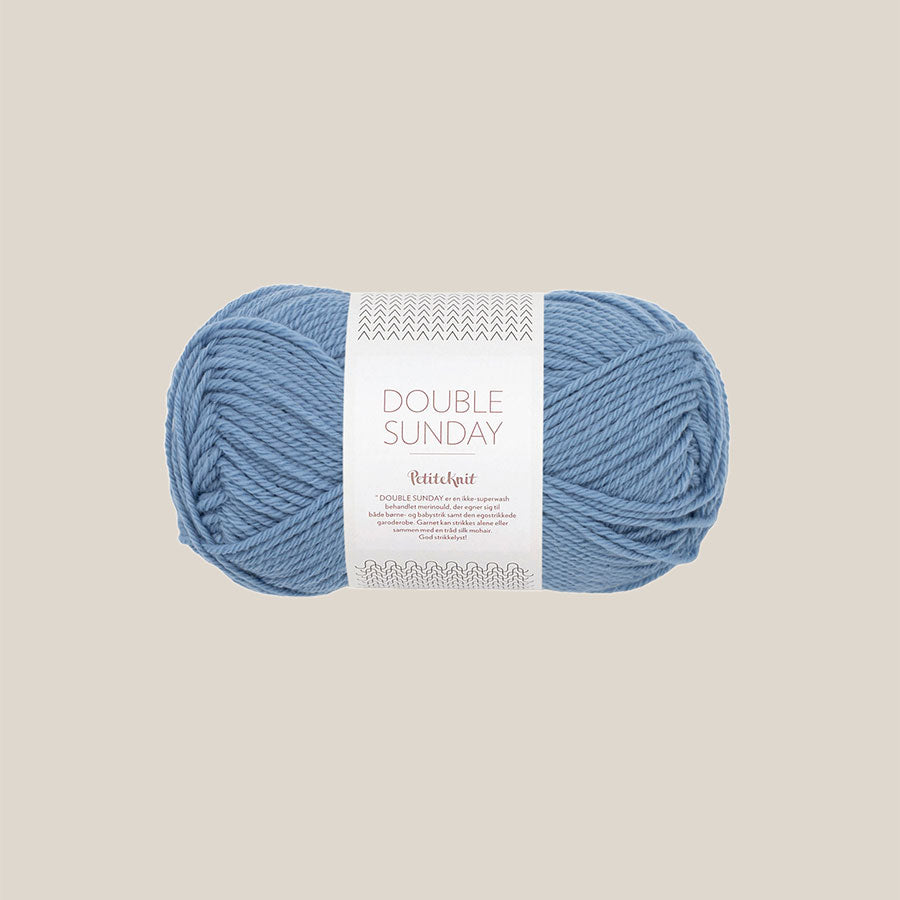 Double sunday fra Sandnes Garn. 100% merino. Køb det hos Den Lille Garnbiks. 108 meter på 50 gram. Strikkepind 3,5 millimeter til 4,5 millimeter. Farve 6043, Baby Blue eyes