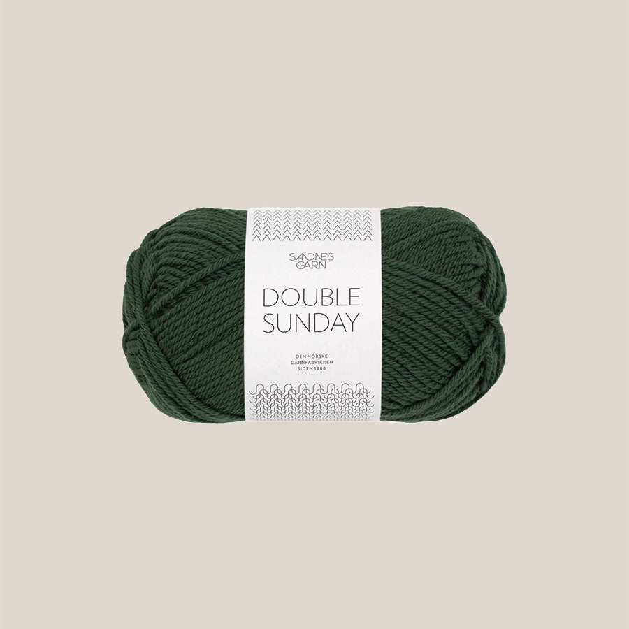 Double sunday fra Sandnes Garn. 100% merino. Køb det hos Den Lille Garnbiks. 108 meter på 50 gram. Strikkepind 3,5 millimeter til 4,5 millimeter. Farve 8082, skovgrøn