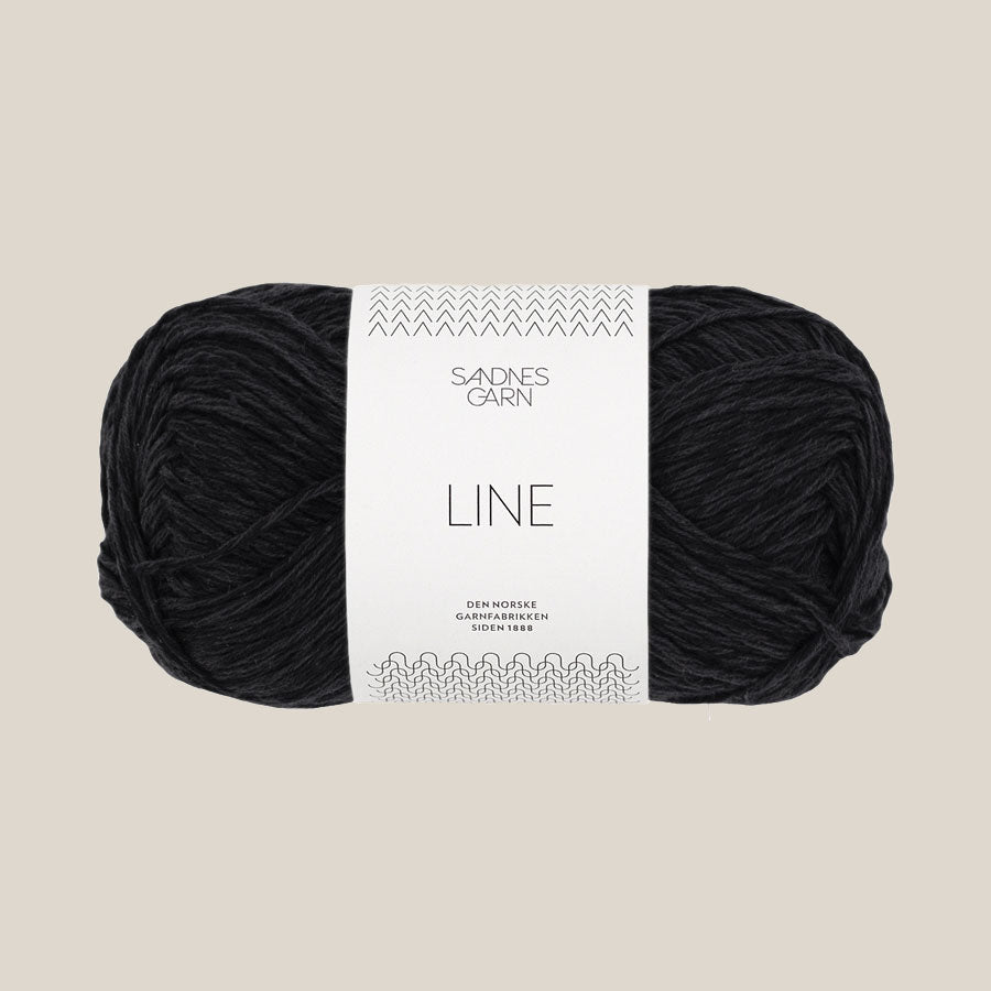 Line fra Sandnes Garn. Køb det hos Den Lille Garnbiks. Sommergarn. Viskose,hør, bomulds blanding. løbelængde på 110 meter på 50 gram. strikkes på en strikkepind 3,5 millimeter-4 millimeter. Farven 1099, Svart.