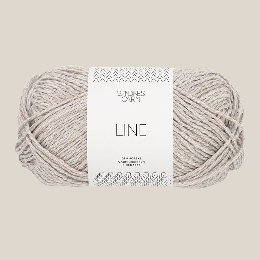 Line fra Sandnes Garn. Køb det hos Den Lille Garnbiks. Sommergarn. Viskose,hør, bomulds blanding. løbelængde på 110 meter på 50 gram. strikkes på en strikkepind 3,5 millimeter-4 millimeter. farve 3820, perlegrå