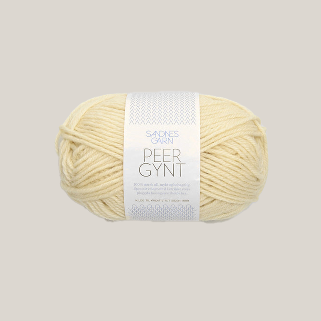 Peer Gynt fra Sandnes Garn – klassisk 100 % norsk uldgarn i sport weight, velegnet til sweatre, strukturstrik og slidstærke projekter, forhandles hos Den Lille Garnbiks. Løbelængde på 91 meter på 50 gram. strikkefasthed 21 masker på 10 cm på pind 4 millimeter. Farve 1012