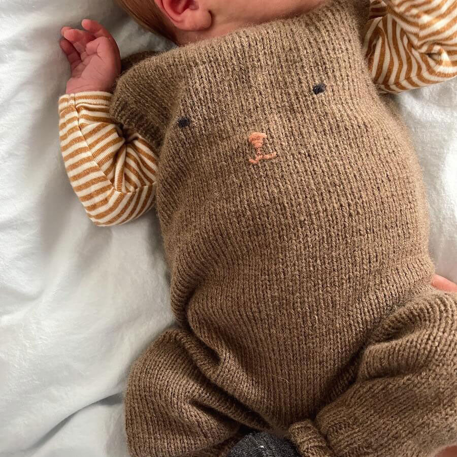 Garnkit: Teddy pants af Petiteknit (opskrift + garn+ trykknapper)