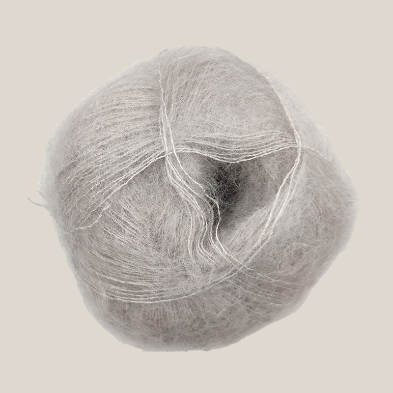 Mohair by Canard Brushed Lace – silkeblødt lace weight mohairgarn fra Den Lille Garnbiks, ideelt til lette sjaler, sweatre og fine strikkeprojekter. Perfekt som følgetråd. Farve 3979
