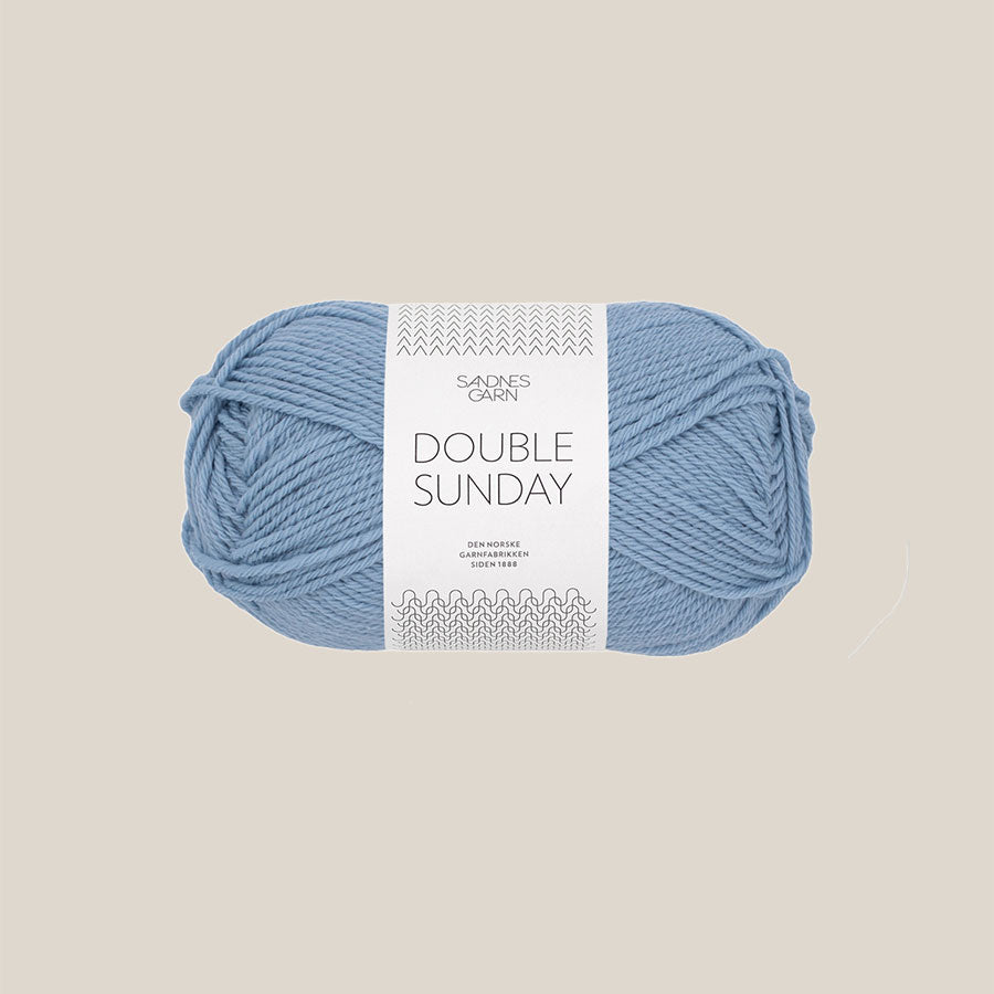 Double sunday fra Sandnes Garn. 100% merino. Køb det hos Den Lille Garnbiks. 108 meter på 50 gram. Strikkepind 3,5 millimeter til 4,5 millimeter. Farve 6032, blå hortensia