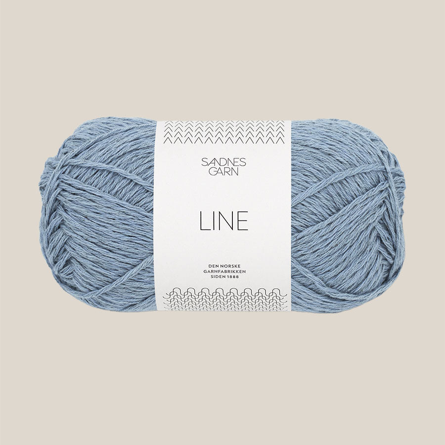 Line fra Sandnes Garn. Køb det hos Den Lille Garnbiks. Sommergarn. Viskose,hør, bomulds blanding. løbelængde på 110 meter på 50 gram. strikkes på en strikkepind 3,5 millimeter-4 millimeter. Farve 6032, Blå hortensia