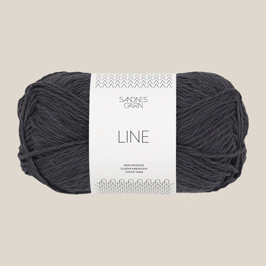Line fra Sandnes Garn. Køb det hos Den Lille Garnbiks. Sommergarn. Viskose,hør, bomulds blanding. løbelængde på 110 meter på 50 gram. strikkes på en strikkepind 3,5 millimeter-4 millimeter. Farve 6080, Skifer