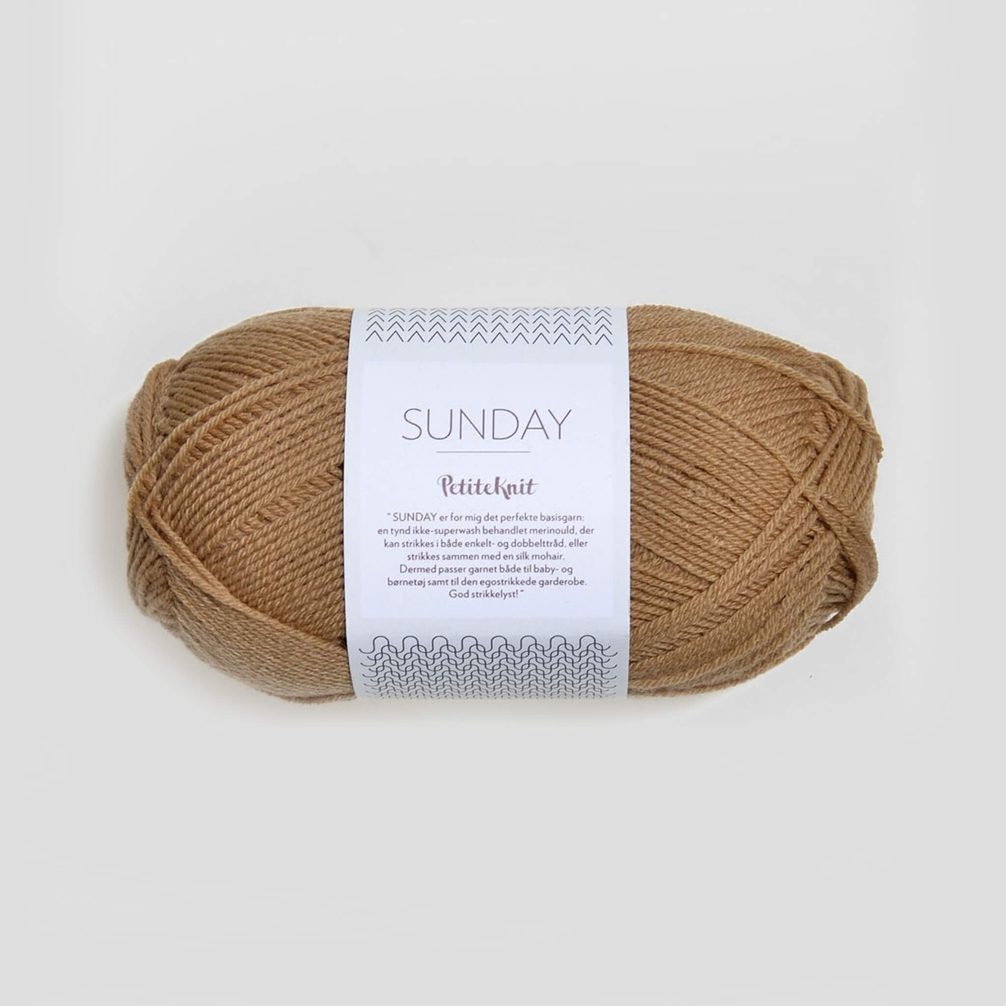 Sunday fra Sandnes Garn – blødt og ubehandlet merinouldgarn i fingering weight, perfekt til babystrik, finstrik og som følgetråd, forhandles hos Den Lille Garnbiks. 100% Merino. strikkefasthed på 28 masker på 10 cm. løbelængde på 235 meter på 50 gram. Farve 2542