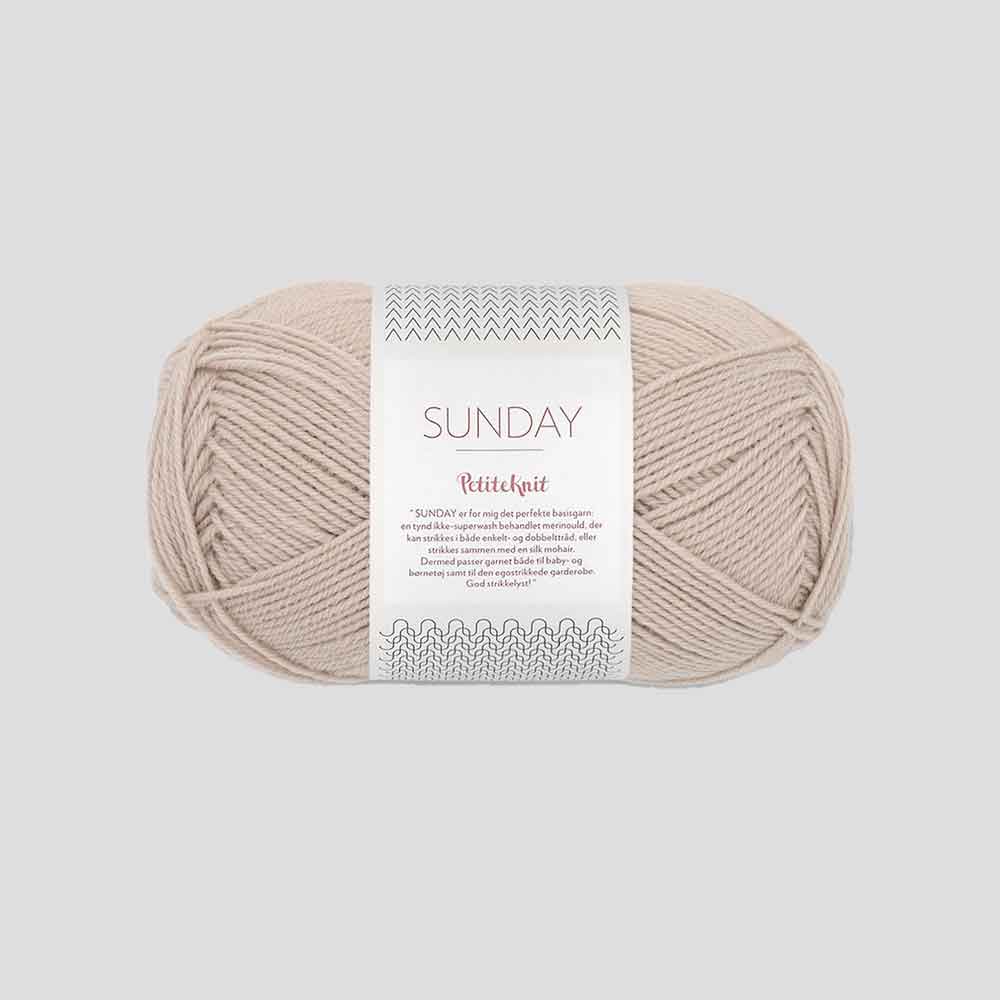 Sunday fra Sandnes Garn – blødt og ubehandlet merinouldgarn i fingering weight, perfekt til babystrik, finstrik og som følgetråd, forhandles hos Den Lille Garnbiks. 100% Merino. strikkefasthed på 28 masker på 10 cm. løbelængde på 235 meter på 50 gram. Farve 3821