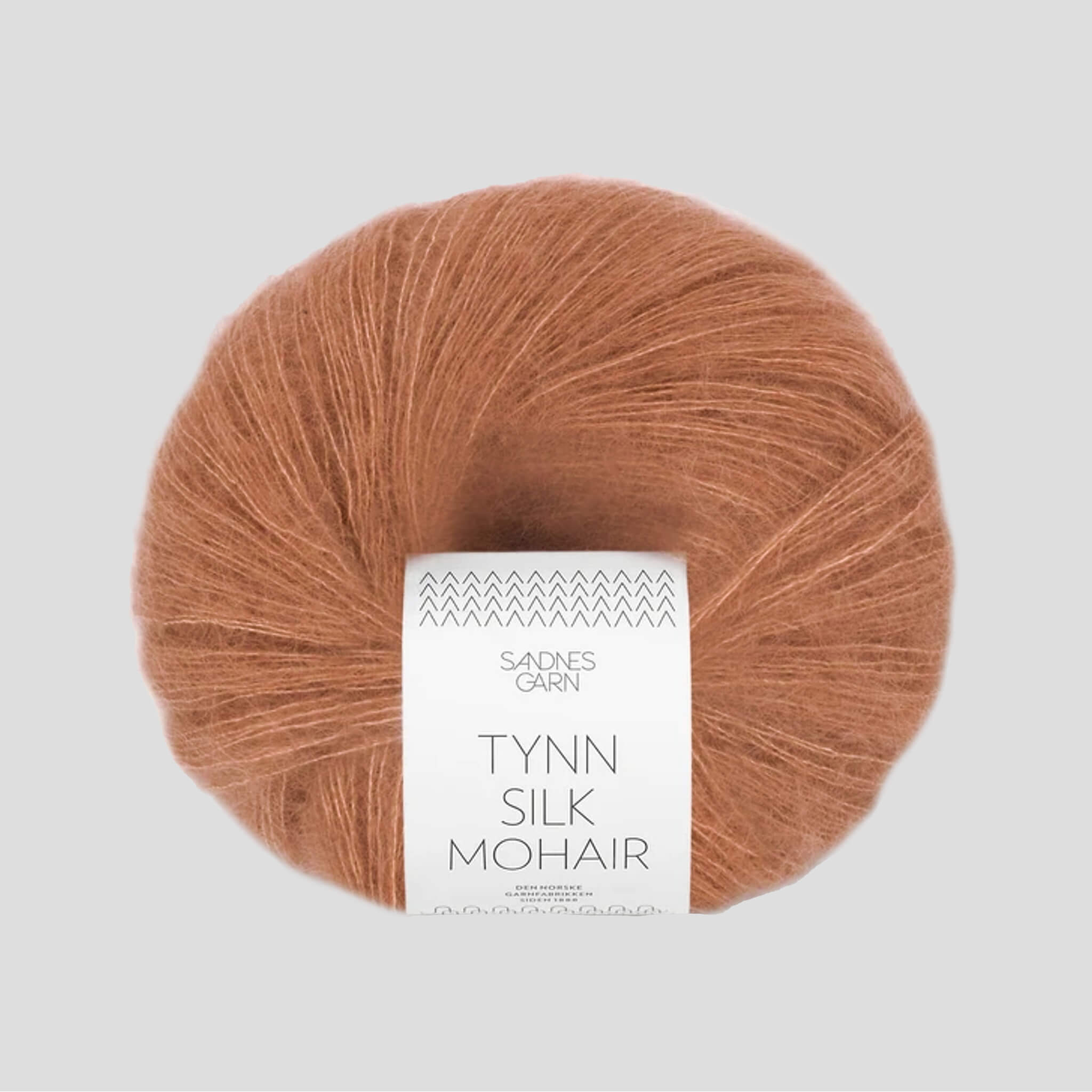 Sandnes Tynn Silk Mohair garn – eksklusivt lace weight garn med mohair og silke, ideelt til strik af lette sweatre, sjaler og trøjer. Farve 3553. Perfekt som følgetråd.
