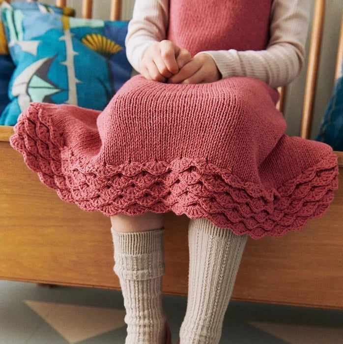 Garnkit: Roselyn Dress Junior fra Sandnes Garn (opskrift + garn)