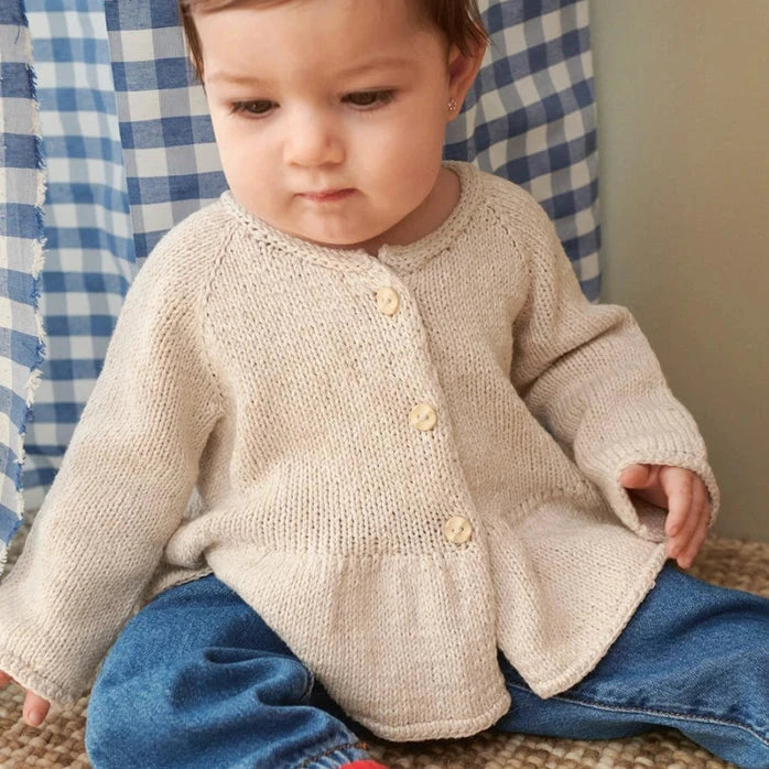 Garnkit: Dina Peplum Cardigan Baby af Sandnes Garn (opskrift + garn)
