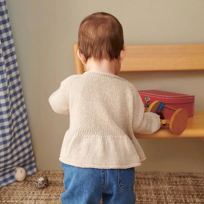 Garnkit: Dina Peplum Cardigan Baby af Sandnes Garn (opskrift + garn)