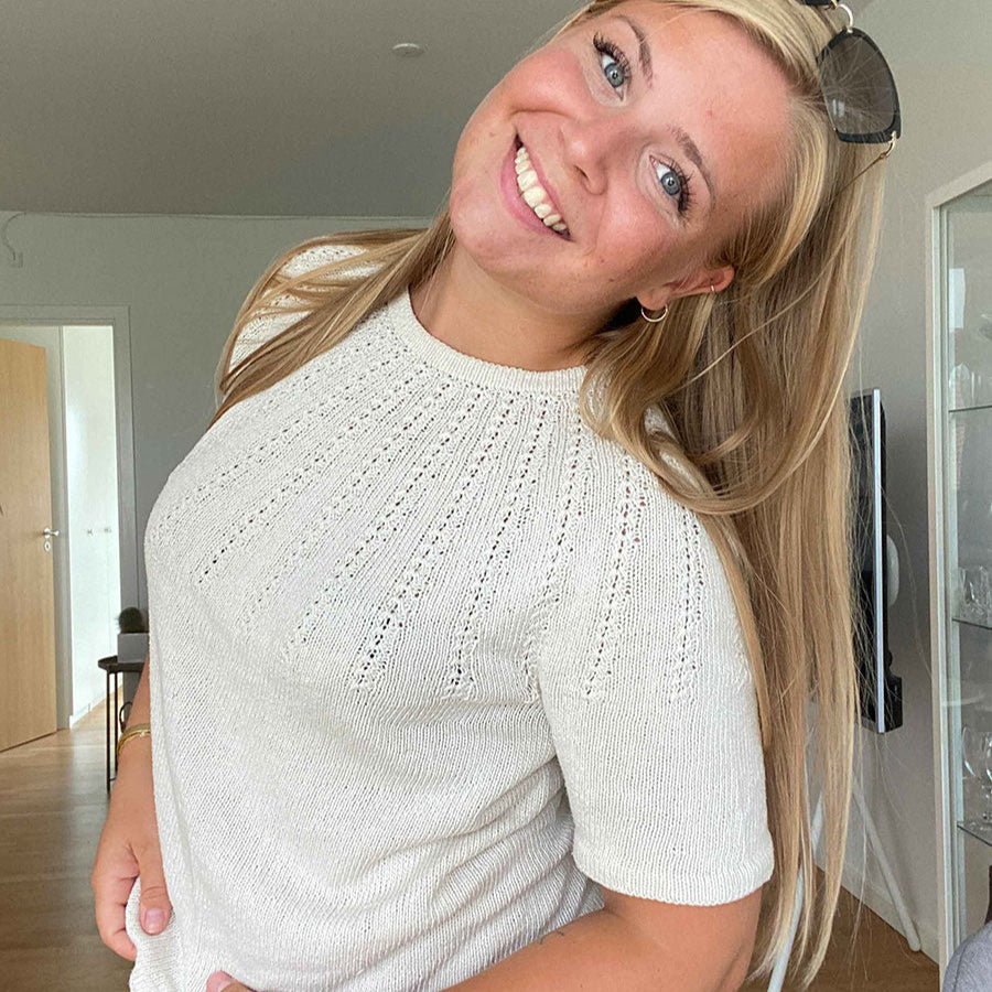 Bellis tee af knitvik. garnkit med tilhørende garn fra Garpard garn. Wild and soft, en blaning af merino og silke.