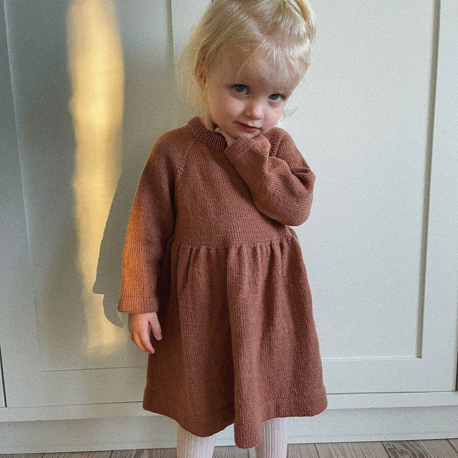Garnkit: Karlas kjole af Petiteknit (garn + opskrift)