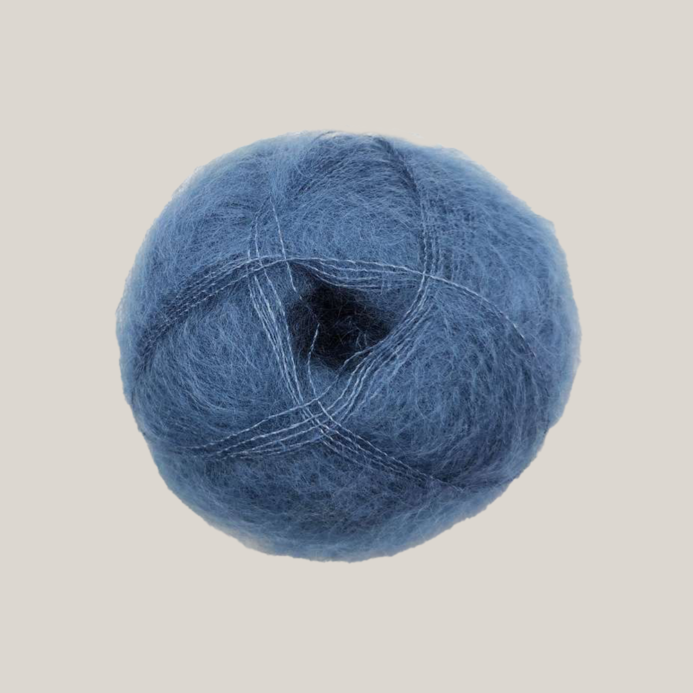 Mohair by Canard Brushed Lace – silkeblødt lace weight mohairgarn fra Den Lille Garnbiks, ideelt til lette sjaler, sweatre og fine strikkeprojekter. Perfekt som følgetråd. Farve 3002