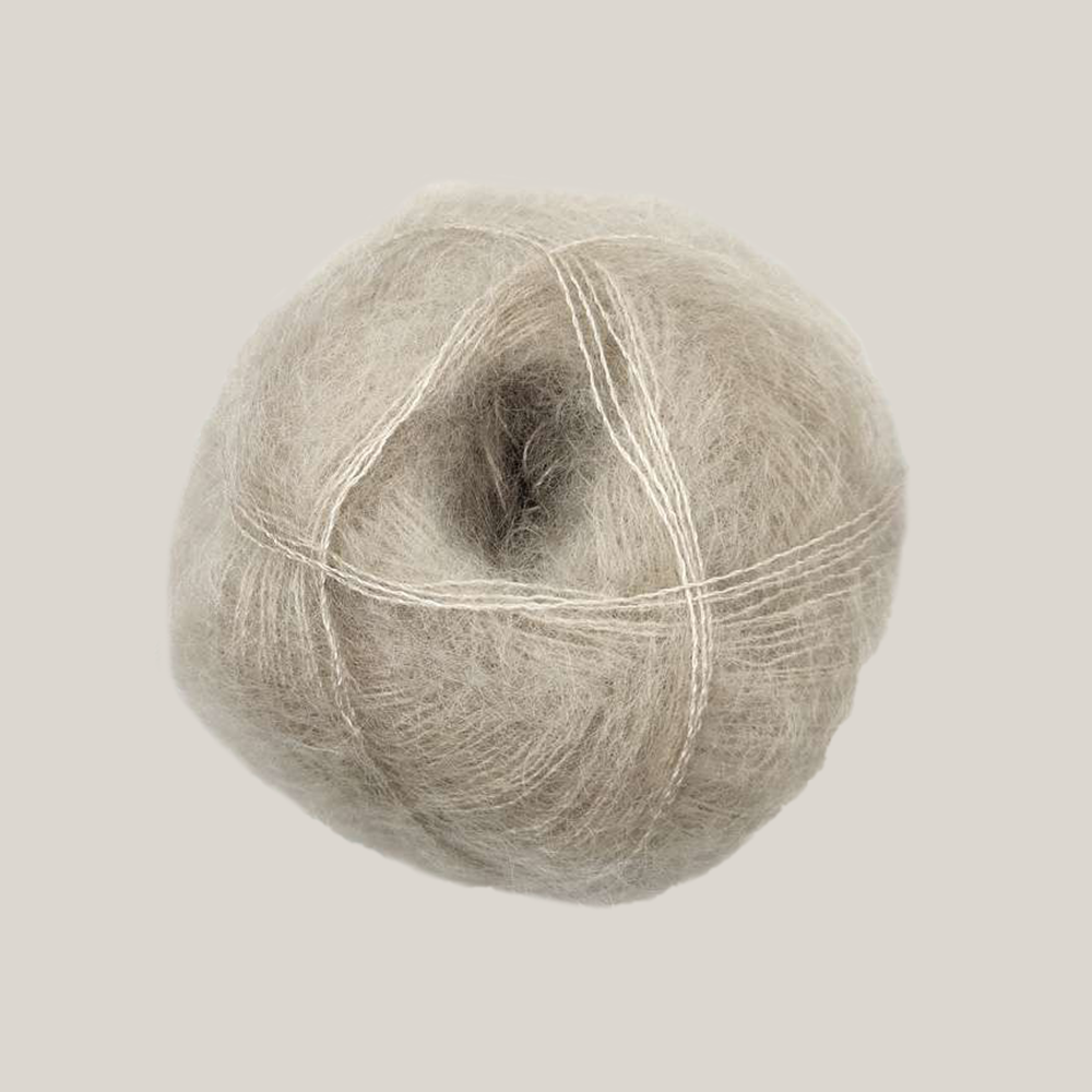 Mohair by Canard Brushed Lace – silkeblødt lace weight mohairgarn fra Den Lille Garnbiks, ideelt til lette sjaler, sweatre og fine strikkeprojekter. Perfekt som følgetråd. Farve 3005