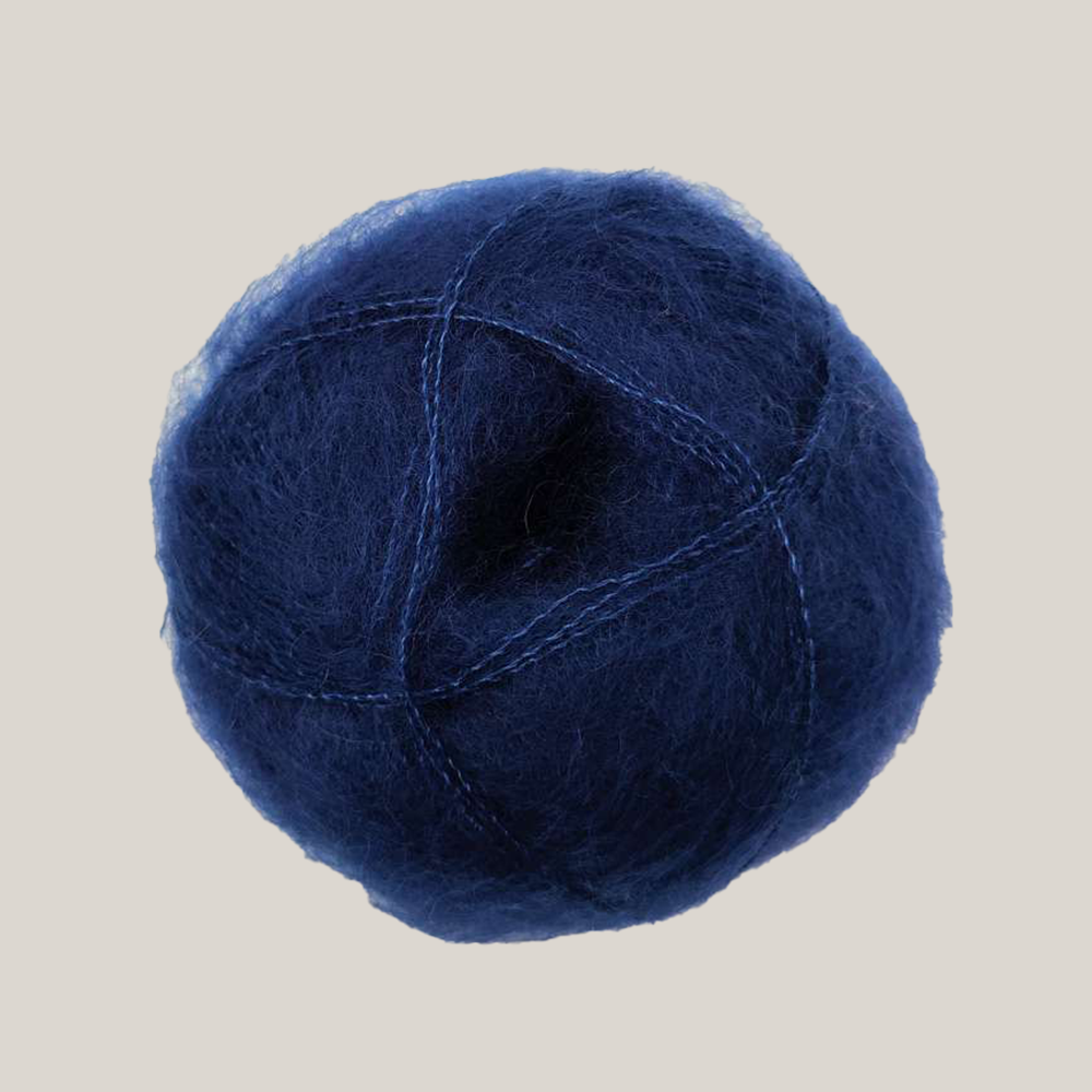 Mohair by Canard Brushed Lace – silkeblødt lace weight mohairgarn fra Den Lille Garnbiks, ideelt til lette sjaler, sweatre og fine strikkeprojekter. Perfekt som følgetråd. Farve 3018