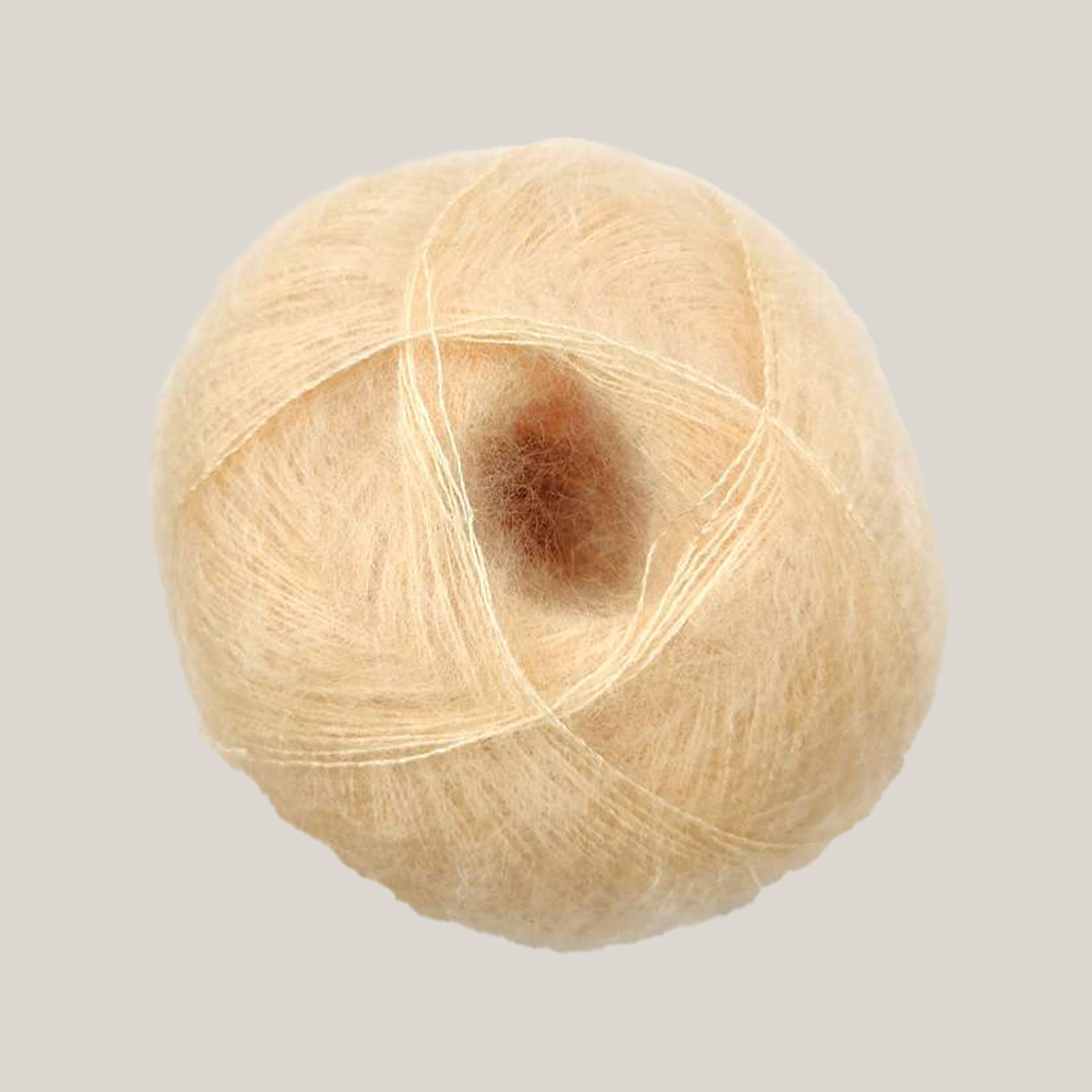 Mohair by Canard Brushed Lace – silkeblødt lace weight mohairgarn fra Den Lille Garnbiks, ideelt til lette sjaler, sweatre og fine strikkeprojekter. Perfekt som følgetråd. Farve 3020