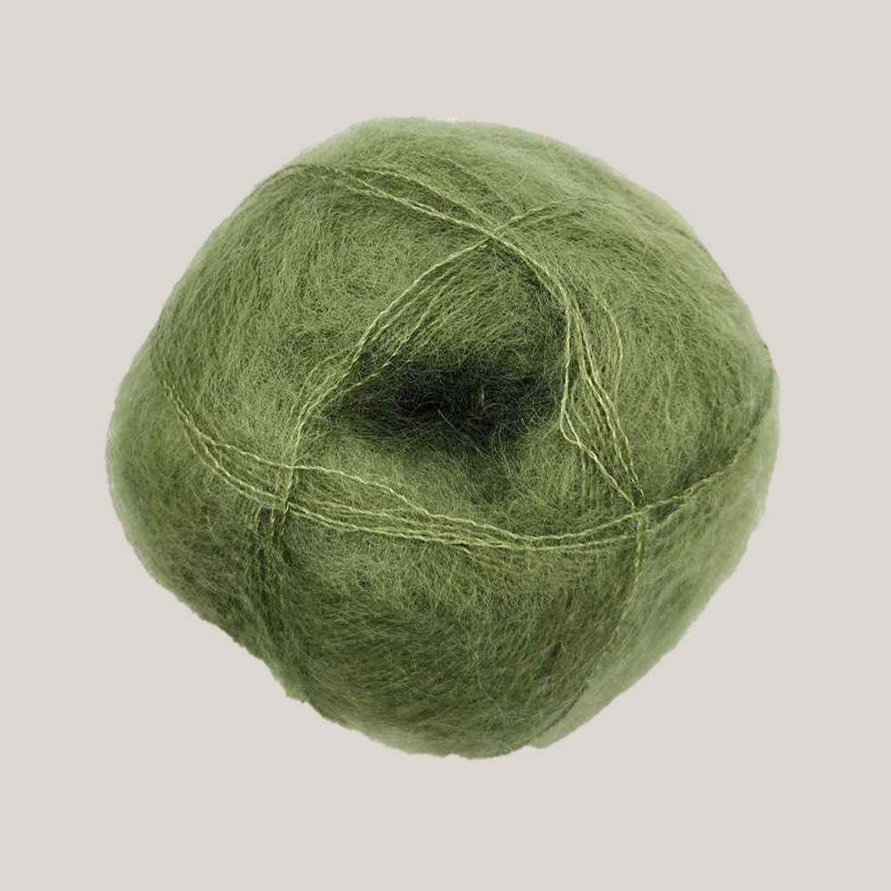 Mohair by Canard Brushed Lace – silkeblødt lace weight mohairgarn fra Den Lille Garnbiks, ideelt til lette sjaler, sweatre og fine strikkeprojekter. Perfekt som følgetråd. Farve 3028