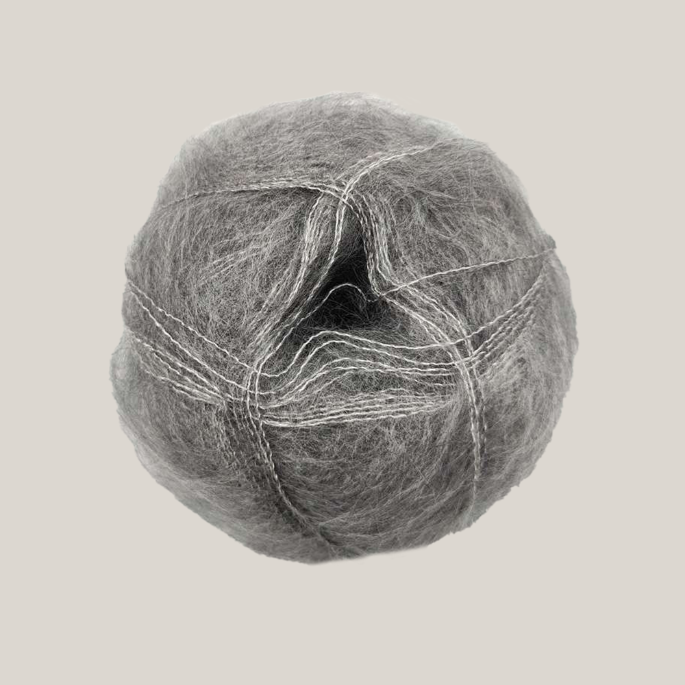 Mohair by Canard Brushed Lace – silkeblødt lace weight mohairgarn fra Den Lille Garnbiks, ideelt til lette sjaler, sweatre og fine strikkeprojekter. Perfekt som følgetråd. Farve 3101