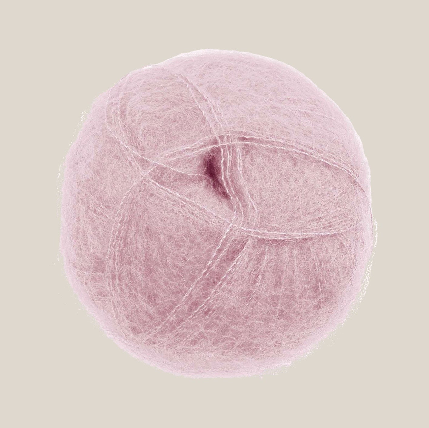 Mohair by Canard Brushed Lace – silkeblødt lace weight mohairgarn fra Den Lille Garnbiks, ideelt til lette sjaler, sweatre og fine strikkeprojekter. Perfekt som følgetråd. Farve 3028