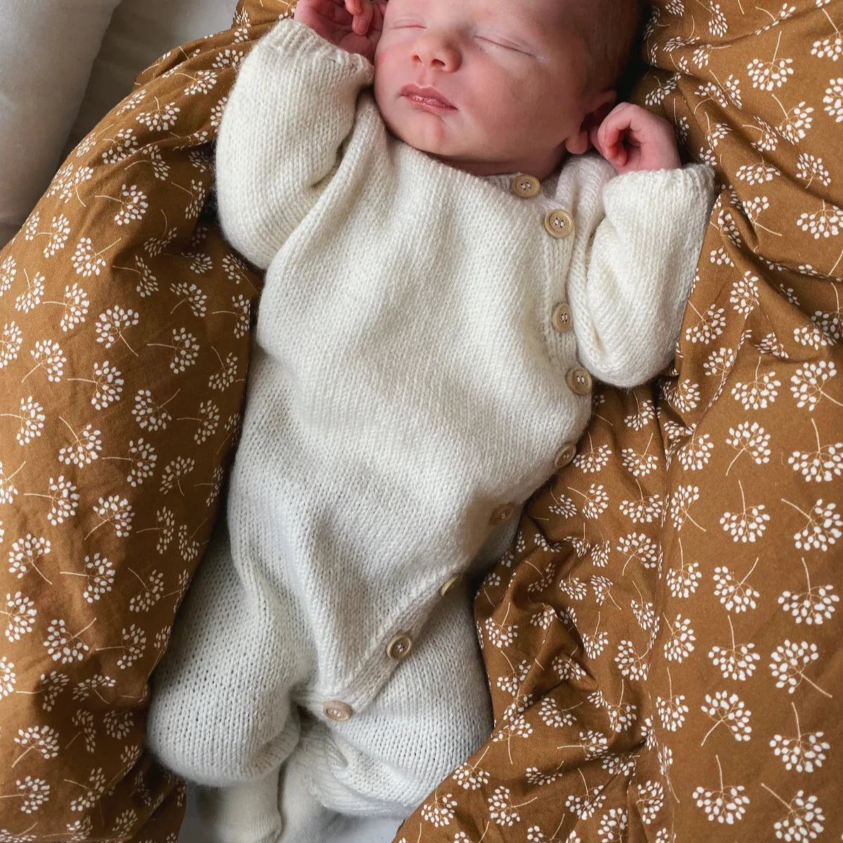 Monday suit af Petiteknit. Baby strikkeopskrift på en dragt. Køb opskriften og garnet hos Den Lille Garnbiks