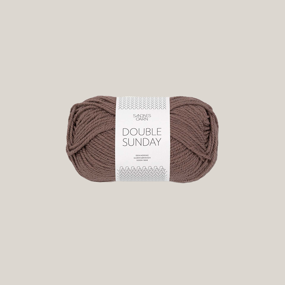 Double sunday fra Sandnes Garn. 100% merino. Køb det hos Den Lille Garnbiks. 108 meter på 50 gram. Strikkepind 3,5 millimeter til 4,5 millimeter. Farve 3161, agern.