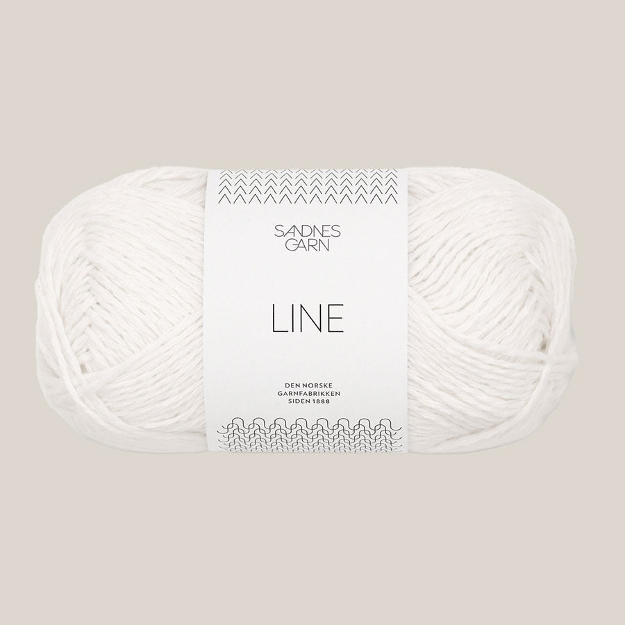 Line fra Sandnes Garn. Køb det hos Den Lille Garnbiks. Sommergarn. Viskose,hør, bomulds blanding. løbelængde på 110 meter på 50 gram. strikkes på en strikkepind 3,5 millimeter-4 millimeter. Farven 1002, hvid.