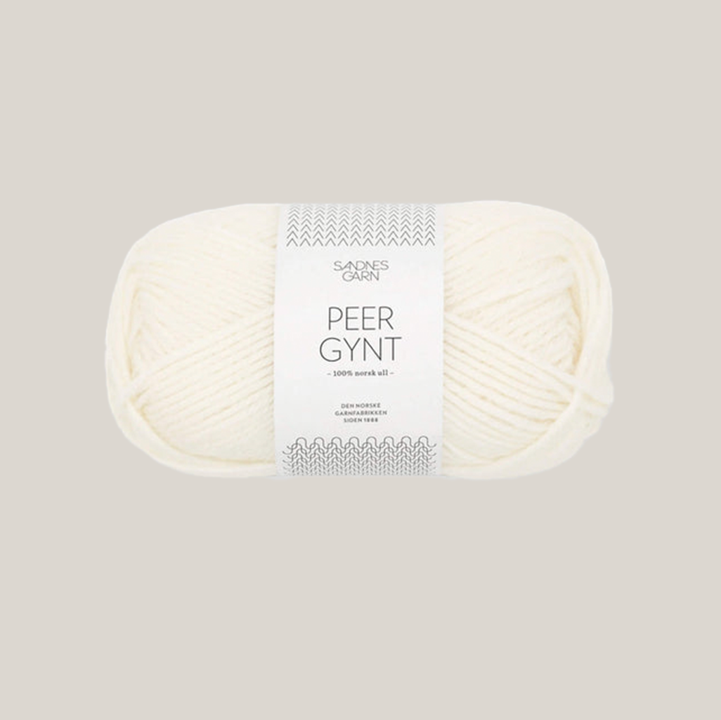 Peer Gynt fra Sandnes Garn – klassisk 100 % norsk uldgarn i sport weight, velegnet til sweatre, strukturstrik og slidstærke projekter, forhandles hos Den Lille Garnbiks. Løbelængde på 91 meter på 50 gram. strikkefasthed 21 masker på 10 cm på pind 4 millimeter. Farve 1002