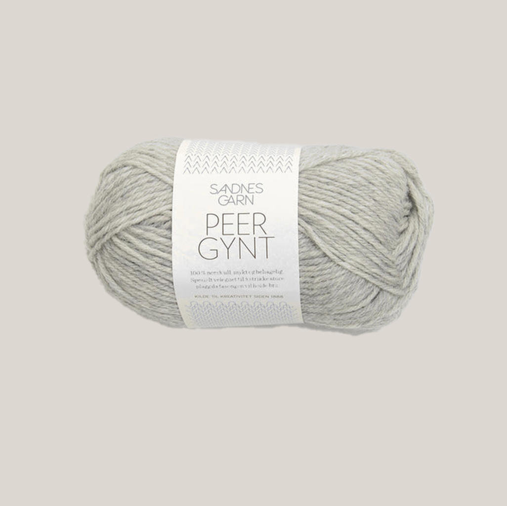 Peer Gynt fra Sandnes Garn – klassisk 100 % norsk uldgarn i sport weight, velegnet til sweatre, strukturstrik og slidstærke projekter, forhandles hos Den Lille Garnbiks. Løbelængde på 91 meter på 50 gram. strikkefasthed 21 masker på 10 cm på pind 4 millimeter. Farve 1032