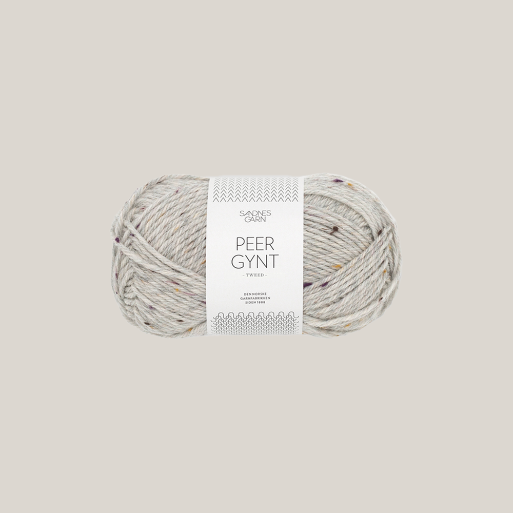 Peer Gynt fra Sandnes Garn – klassisk 100 % norsk uldgarn i sport weight, velegnet til sweatre, strukturstrik og slidstærke projekter, forhandles hos Den Lille Garnbiks. Løbelængde på 91 meter på 50 gram. strikkefasthed 21 masker på 10 cm på pind 4 millimeter. Farve 1035