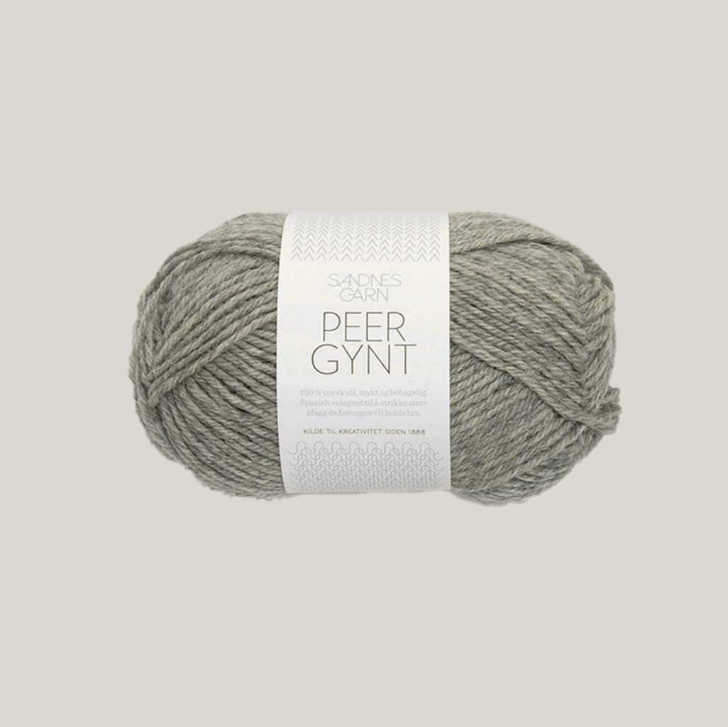 Peer Gynt fra Sandnes Garn – klassisk 100 % norsk uldgarn i sport weight, velegnet til sweatre, strukturstrik og slidstærke projekter, forhandles hos Den Lille Garnbiks. Løbelængde på 91 meter på 50 gram. strikkefasthed 21 masker på 10 cm på pind 4 millimeter. Farve 1042