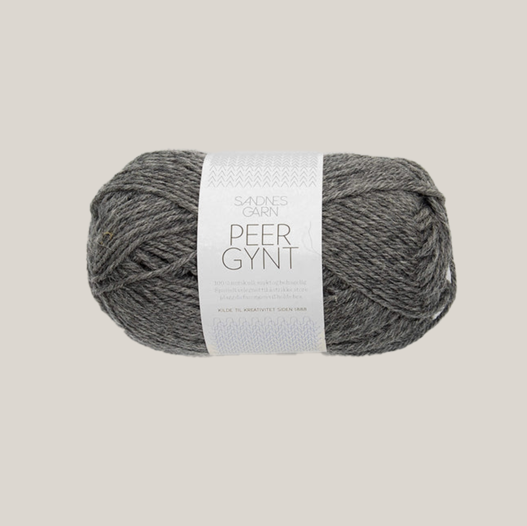 Peer Gynt fra Sandnes Garn – klassisk 100 % norsk uldgarn i sport weight, velegnet til sweatre, strukturstrik og slidstærke projekter, forhandles hos Den Lille Garnbiks. Løbelængde på 91 meter på 50 gram. strikkefasthed 21 masker på 10 cm på pind 4 millimeter. Farve 1053