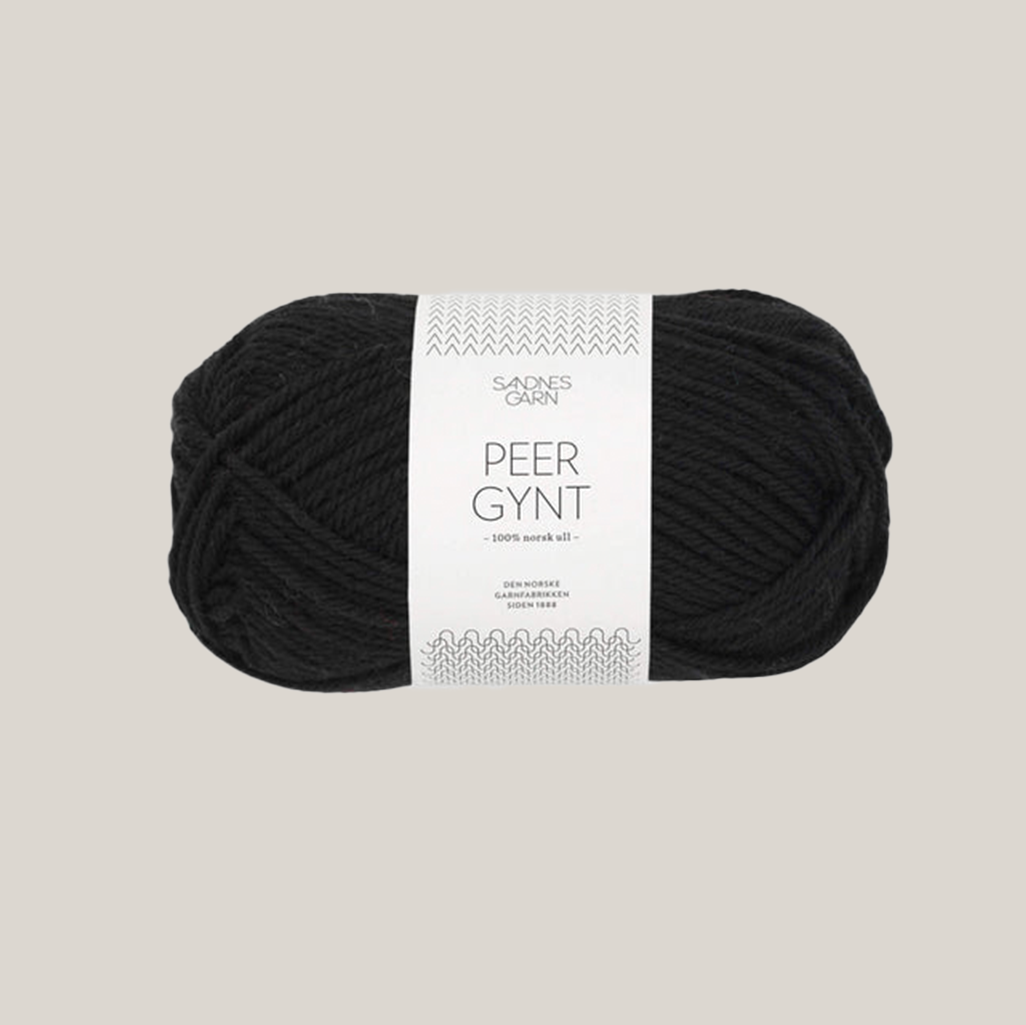 Peer Gynt fra Sandnes Garn – klassisk 100 % norsk uldgarn i sport weight, velegnet til sweatre, strukturstrik og slidstærke projekter, forhandles hos Den Lille Garnbiks. Løbelængde på 91 meter på 50 gram. strikkefasthed 21 masker på 10 cm på pind 4 millimeter. Farve 1099