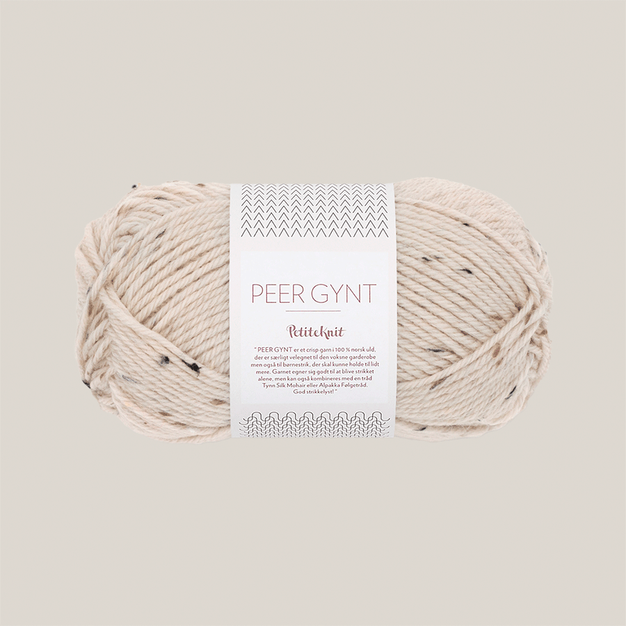 Peer Gynt fra Sandnes Garn – klassisk 100 % norsk uldgarn i sport weight, velegnet til sweatre, strukturstrik og slidstærke projekter, forhandles hos Den Lille Garnbiks. Løbelængde på 91 meter på 50 gram. strikkefasthed 21 masker på 10 cm på pind 4 millimeter. Farve 2512