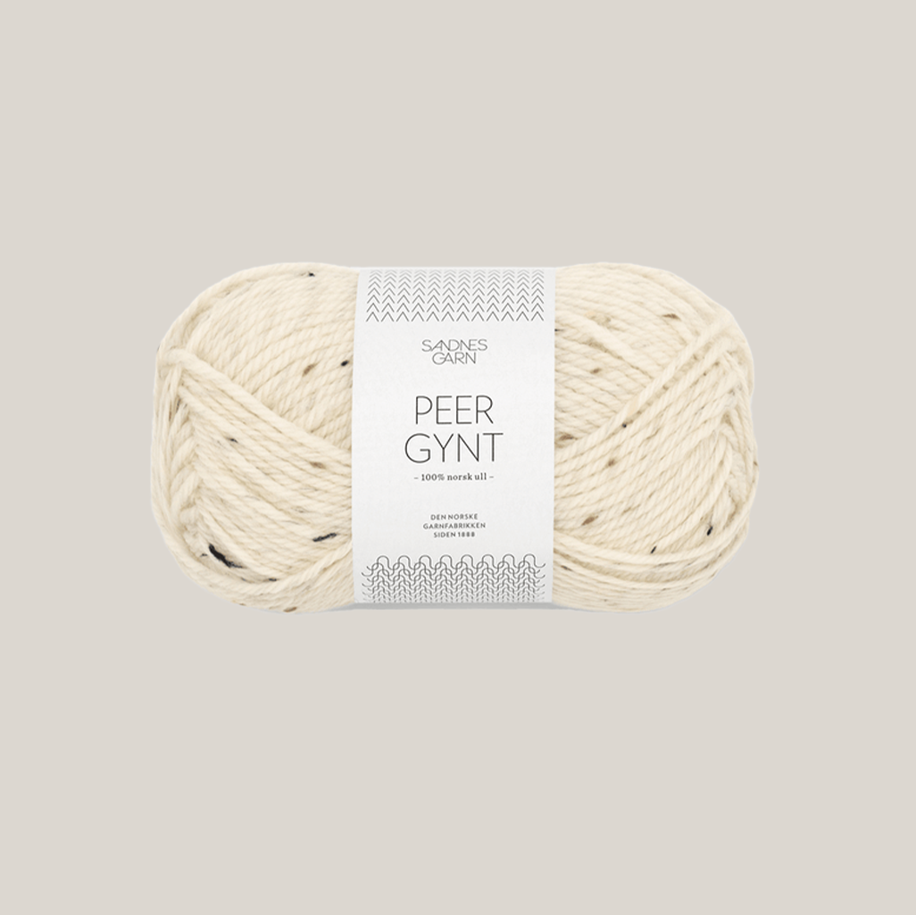 Peer Gynt fra Sandnes Garn – klassisk 100 % norsk uldgarn i sport weight, velegnet til sweatre, strukturstrik og slidstærke projekter, forhandles hos Den Lille Garnbiks. Løbelængde på 91 meter på 50 gram. strikkefasthed 21 masker på 10 cm på pind 4 millimeter. Farve 2523