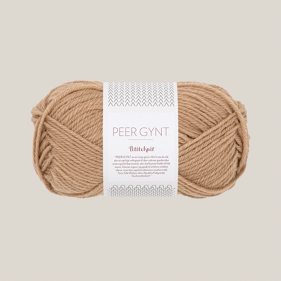 Peer Gynt fra Sandnes Garn – klassisk 100 % norsk uldgarn i sport weight, velegnet til sweatre, strukturstrik og slidstærke projekter, forhandles hos Den Lille Garnbiks. Løbelængde på 91 meter på 50 gram. strikkefasthed 21 masker på 10 cm på pind 4 millimeter. Farve 2542