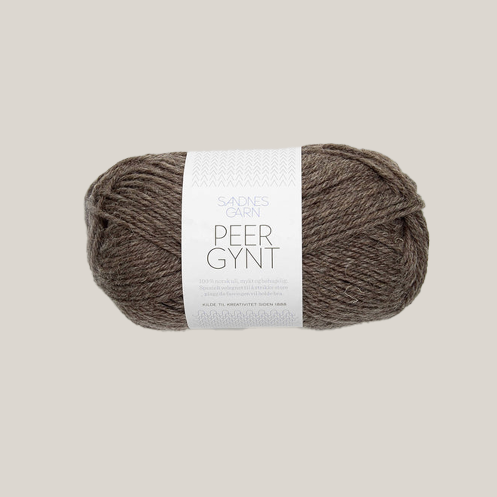 Peer Gynt fra Sandnes Garn – klassisk 100 % norsk uldgarn i sport weight, velegnet til sweatre, strukturstrik og slidstærke projekter, forhandles hos Den Lille Garnbiks. Løbelængde på 91 meter på 50 gram. strikkefasthed 21 masker på 10 cm på pind 4 millimeter. Farve 2652