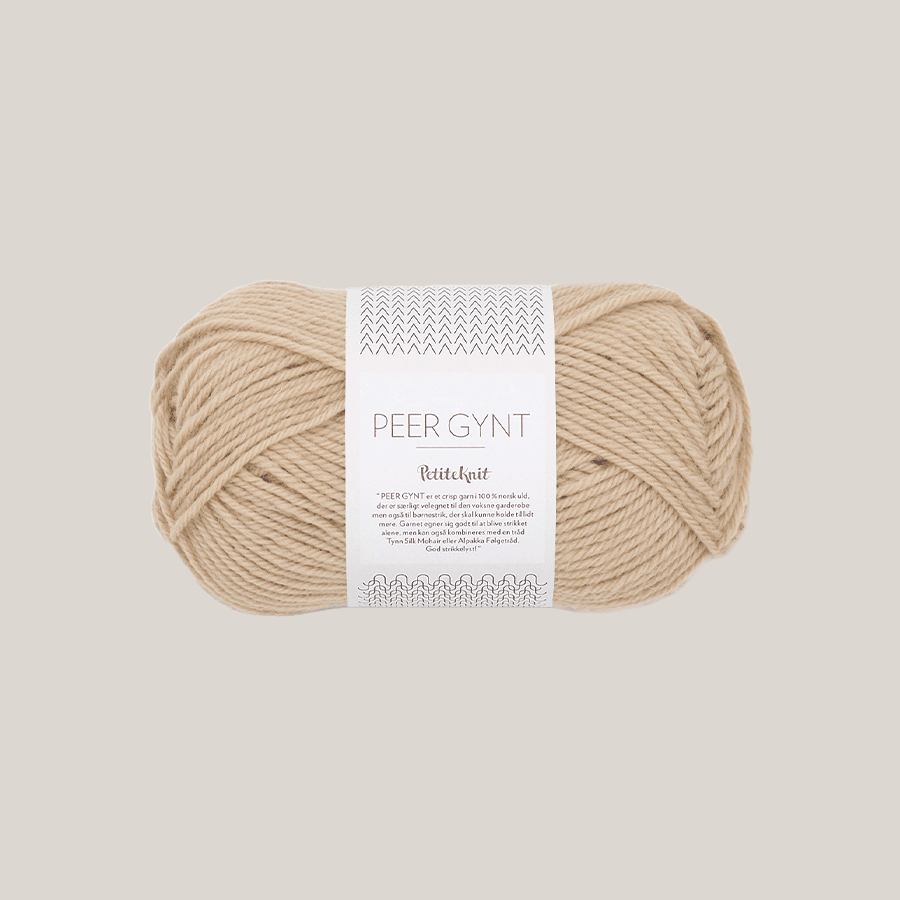 Peer Gynt fra Sandnes Garn – klassisk 100 % norsk uldgarn i sport weight, velegnet til sweatre, strukturstrik og slidstærke projekter, forhandles hos Den Lille Garnbiks. Løbelængde på 91 meter på 50 gram. strikkefasthed 21 masker på 10 cm på pind 4 millimeter. Farve 2710