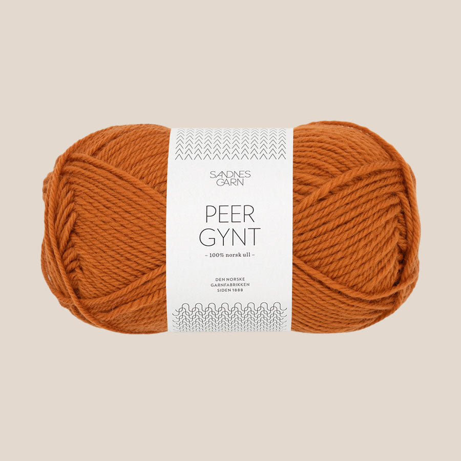 Peer Gynt fra Sandnes Garn – klassisk 100 % norsk uldgarn i sport weight, velegnet til sweatre, strukturstrik og slidstærke projekter, forhandles hos Den Lille Garnbiks. Løbelængde på 91 meter på 50 gram. strikkefasthed 21 masker på 10 cm på pind 4 millimeter. Farve 2745